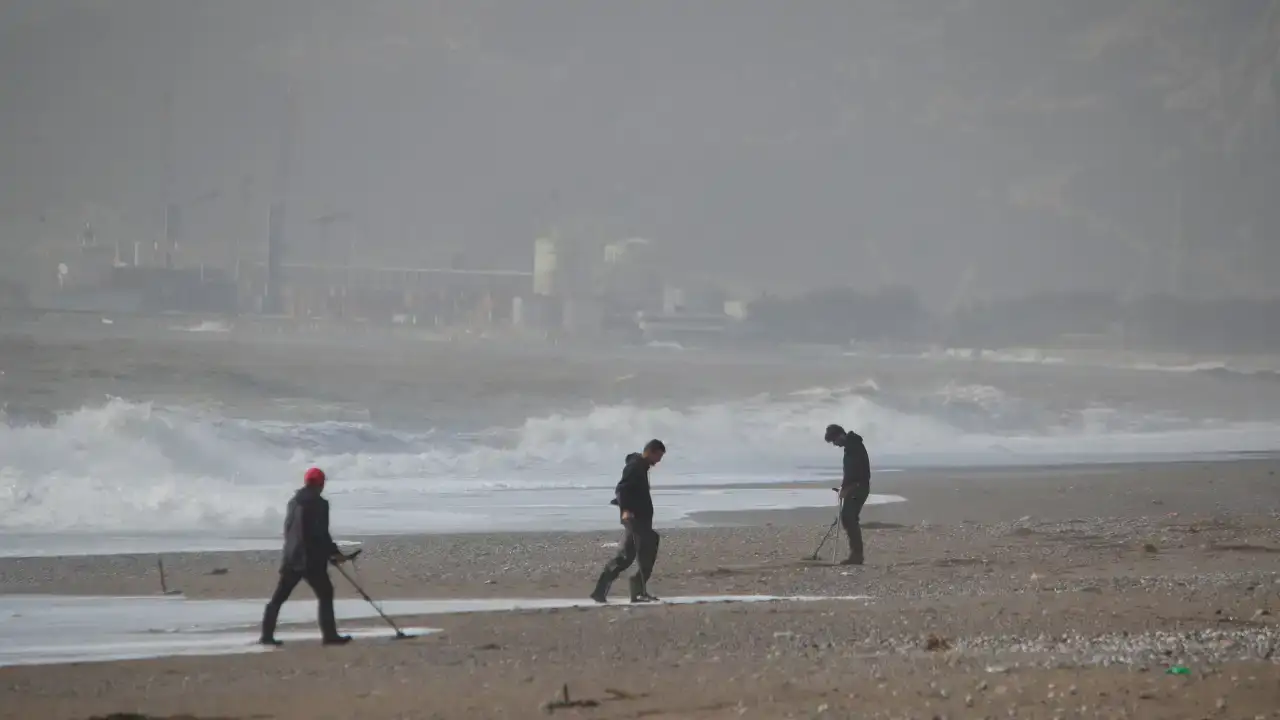 Günlerdir Süren Sağanak Yağış Sonrası Antalyalılar Sahile Akın Etti 9